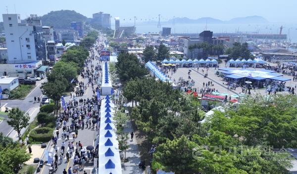 [크기변환]1-1. 거리 곳곳에 설치된 공연 무대와 체험 부스들 사이로 수많은 관람객들이 축제를 즐기고 있다.jpg
