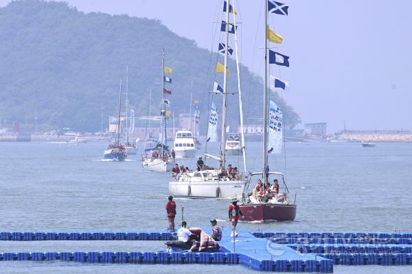 [크기변환]1-4. 전곡항을 향해 다양한 요트와 보트들이 해상에서 행진하고 있다.jpg