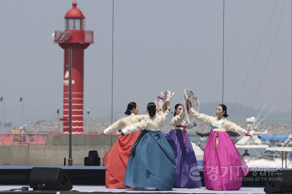 [크기변환]1-10. 한복을 입은 무용수들이 우아한 부채춤을 선보이고 있다.jpg