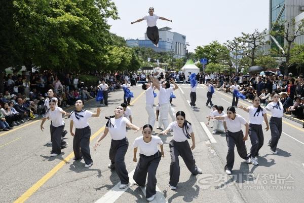 [크기변환]1-5. 대규모 육상 퍼레이드 경연인 ‘바람의 사신단’ 출연팀이 전곡항 거리 한복판에서 역동적이고 스펙터클한 퍼포먼스를 선보이고 있다.jpg