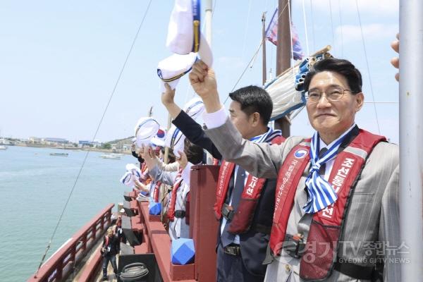 [크기변환]1-8. 전곡항 앞바다를 순항하는 조선통신사선 선상에서 윤성진 화성특례시장 권한대행과 시민 탑승객들이 환영하는 관람객들을 향해 모자를 흔들며 화답하고 있다.jpg