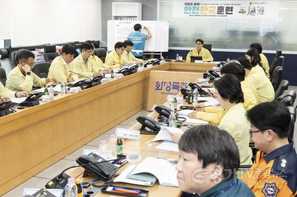 [크기변환]8-1. 화성특례시가 시청 재난안전상황실에서 2026년 재난대응 안전한국훈련 재난안전대책본부 토론훈련을 진행하고 있다.jpg