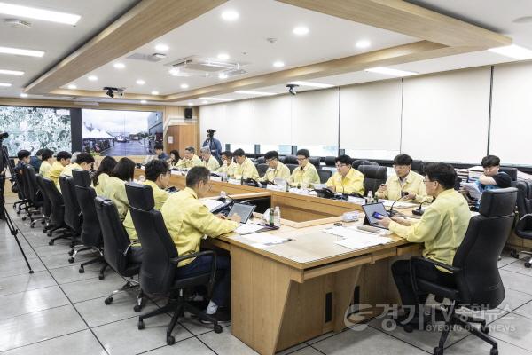 [크기변환]8-2. 화성특례시가 시청 재난안전상황실과 현장을 실시간으로 연계해 재난대응 안전한국훈련을 진행하고 있다.jpg