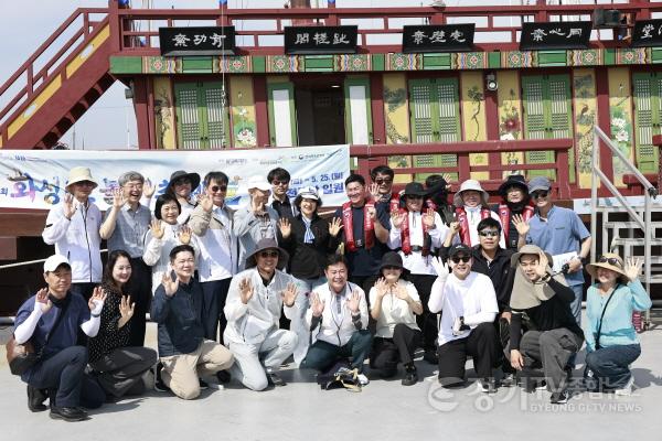 [크기변환]1-5. 제16회 화성 뱃놀이 축제 마지막 날인 25일 오후, 전곡항 조선통신사선 앞에서 이상길 화성특례시 제2부시장 직무대리와 주요 관계자, 그리고 국립해양유산연구소 승조원들이 안전 회항을 기원하며 기념촬영을 하고 있다(1).jpg
