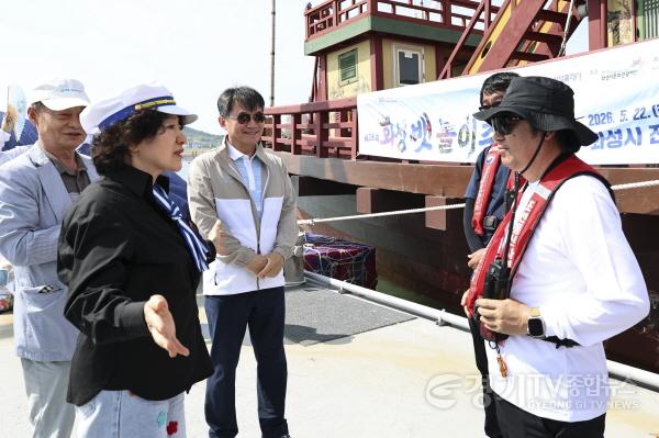 [크기변환]1-7. ‘조선통신사선 안전 회항 환송식’에서 화성시 관계자들이 4일간 전통 해양 교류 역사를 생생하게 전달해 준 승조원들의 노고를 격려하고 있다.jpg
