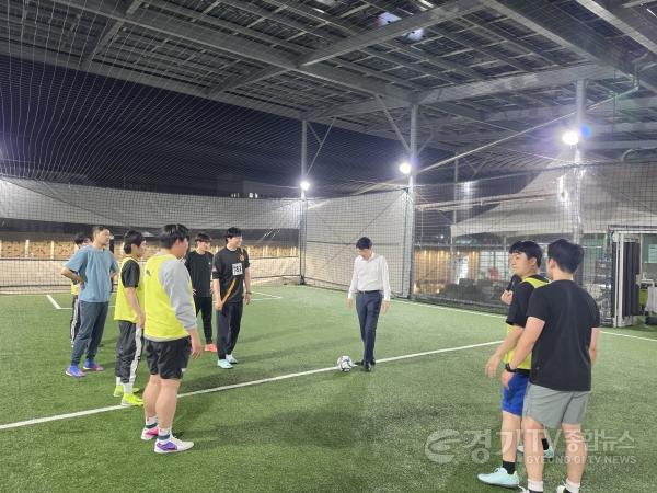 [크기변환]260526_[사진자료] 김민철 경상원장, 직원들과 영화관람·축구 즐기며 동호회 활동 참가 (3).jpg