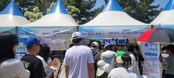 [크기변환]6-2. 화성시노사민정협의회가 ‘제16회 화성 뱃놀이축제’에서 노동법 및 산업재해 예방 캠페인을 진행하고 있다.jpeg