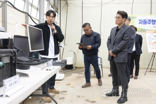 [크기변환]1-3. 윤성진 화성특례시장 권한대행이 자율주행장치 활용 모내기 시연회에서 첨단 농기계 장비 설명을 듣고 있다.jpg