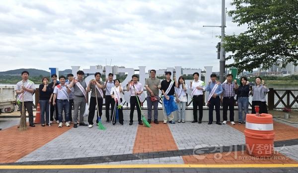 [크기변환]01-여주시 도시계획과, 청렴 문화 전파하며 ‘남한강 테라스’ 환경정화에 나서.jpg