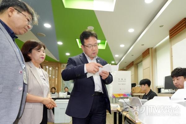 [크기변환]사진1) 김현수 수원특례시장 권한대행, 제9회 전국동시지방선거 앞두고 사전투표소 점검.jpg