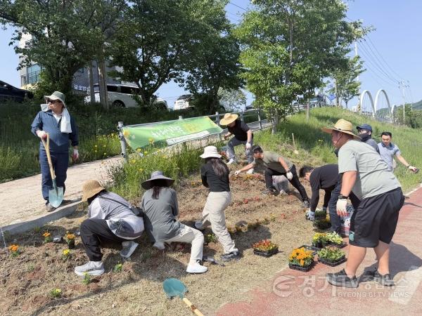 [크기변환]사본 - [보도자료 사진] 5.15 경안천 꽃 심기 활동.jpg