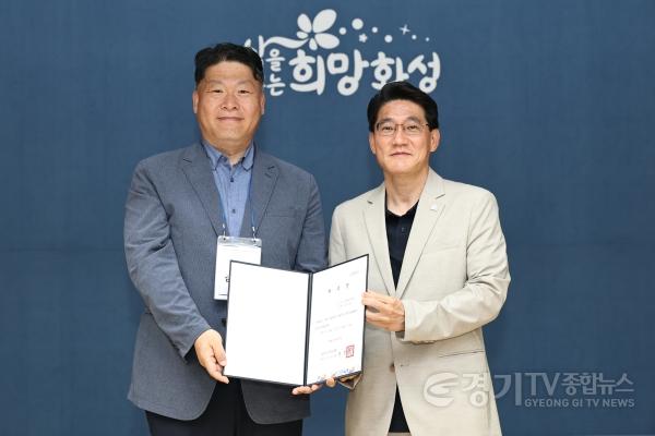 [크기변환]1-2. 제1기 화성특례시 건설공사 시민감리단 위촉식에서 윤성진 화성특례시장 권한대행이 단원에게 위촉장을 수여하고 있다 (1).jpg
