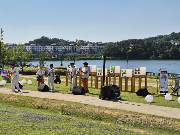 [크기변환]1-2. ｢동탄에 평화온담｣ 행사장 무대에서 연주자들이 동탄호수공원을 배경으로 세대별로 함께 즐길 수 있는 평화공감 공연을 펼치고 있다.jpg