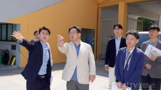 [크기변환]사진1) 김현수 수원특례시장 권한대행, 아시아축구연맹 여자 챔피언스리그 수원FC 위민·내고향여자축구단(북한)과 경기예정인 수원종합운동장 현장 점검.jpg