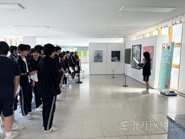 [크기변환]사진2_전시감상.jpg