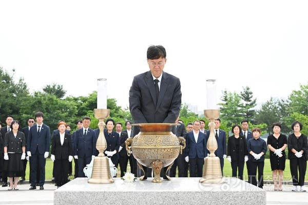 [크기변환]1.안산시 최초 연임 이민근 시장, 현충탑 참배로 시민 통합과 시정 발전 다짐(1).jpg