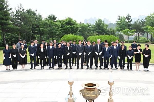 [크기변환]1.안산시 최초 연임 이민근 시장, 현충탑 참배로 시민 통합과 시정 발전 다짐(2).jpg