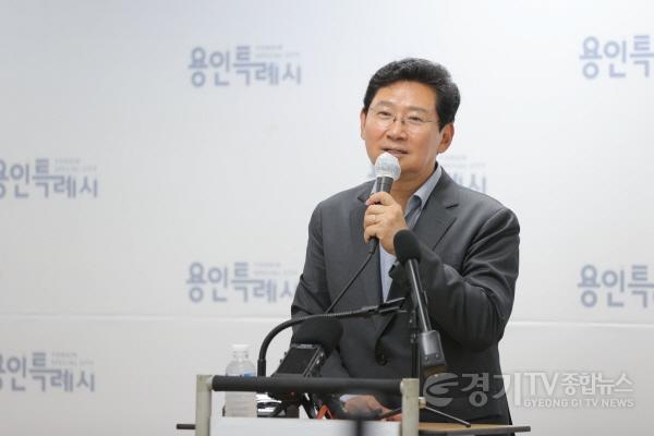 [크기변환]4-2. 이상일 용인특례시장이 4일 당선기자회견을 하고 있다.JPG
