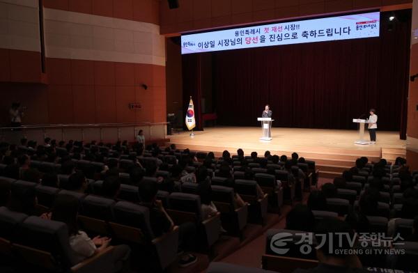 [크기변환]4-4. 이상일 용인특례시장은 4일 오전 직원들과 만나 인사를 나누고 감사의 뜻을 전했다.JPG