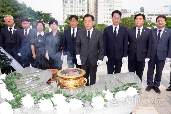 [크기변환]1-1. 이재준 수원특례시장, 추미애 경기도지사 당선인 등과 수원 현충탑 참배.jpg