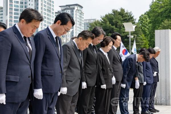 [크기변환]1-3. 이재준 수원특례시장, 추미애 경기도지사 당선인 등과 수원 현충탑 참배.jpg