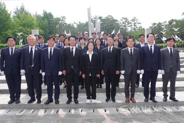 [크기변환]1-4. 이재준 수원특례시장, 추미애 경기도지사 당선인 등과 수원 현충탑 참배.jpg