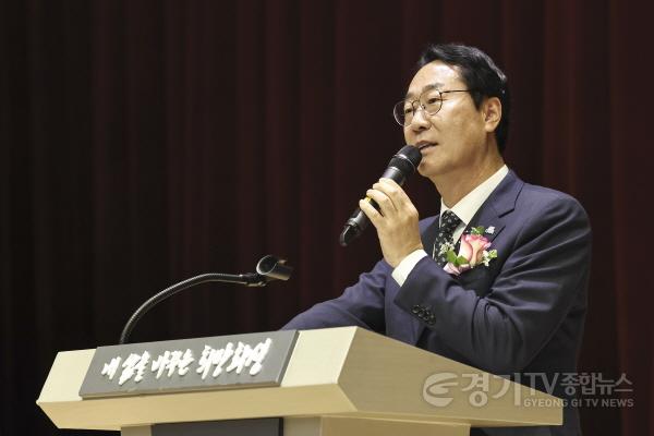 [크기변환]3-3. 정명근 화성특례시장이 4일 시청 대강당에서 열린 제9회 전국동시지방선거 당선증 교부식에서 인사말을 하고 있다.jpg