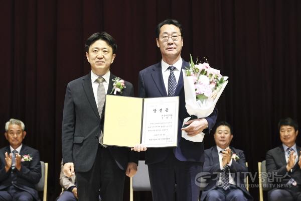 [크기변환]3-2. 정명근 화성특례시장이 4일 시청 대강당에서 열린 제9회 전국동시지방선거 당선증 교부식에서 당선증을 교부받고 기념촬영을 하고 있다.jpg