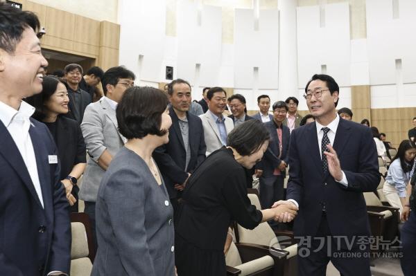 [크기변환]3-4. 정명근 화성특례시장이 4일 시청 대강당에서 열린 제9회 전국동시지방선거 당선증 교부식에서 참석자들과 인사를 나누고 있다.jpg