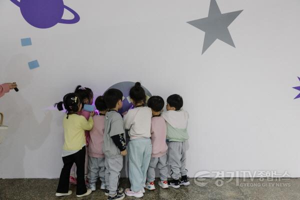 [크기변환][0604] 어린이 체험 전시 《우리들의 작은 우주》 전경 02.JPG