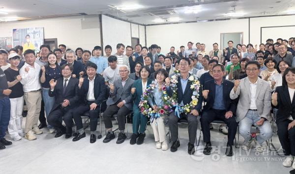 [크기변환]사진6= 지지자와 기념 촬영하는 정명근 후보.jpg