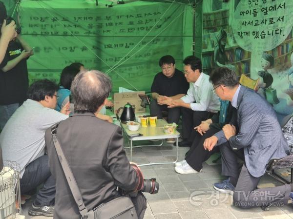 [크기변환]260605_유호준_의원__안민석_교육감_당선인과_‘교원+사서_기간제교사’_농성장_방문_(1).jpg