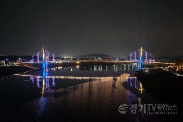[크기변환]재단02-여주 남한강 출렁다리, 야간 개장 운영(1).jpg