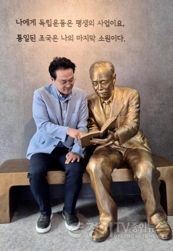 [크기변환]0605_(사진1) 안민석_당선_이튿날_몽양기념관_방문.jpg