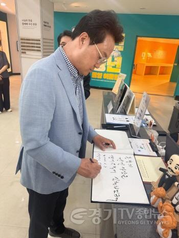 [크기변환]0605_(사진2) 안민석_당선_이튿날_몽양기념관_방문 (2).jpg