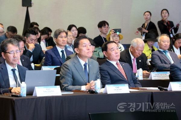 [크기변환]사진설명2) 이재식 수원특례시의회 의장이 6월 5일 수원컨벤션센터에서 열린 「제5회 세계관광산업컨퍼런스」에 참석해 행사 내용을 경청하고 있다.jpg