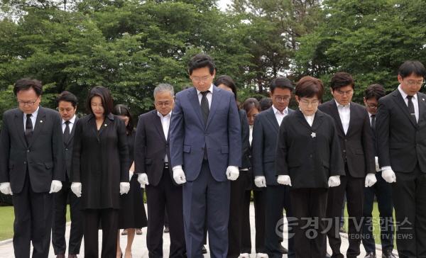 [크기변환]5-1. 이상일 용인특례시장이 5일 현충탑 참배를 시작으로 시정 운영에 본격적으로 복귀했다.JPG