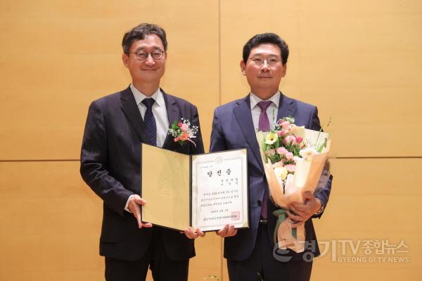 [크기변환]5-6. 이상일 용인특례시장(오른쪽)이 김국현 처인구선거관리위원회 위원장(왼쪽)에게 당선증을 받았다.jpg