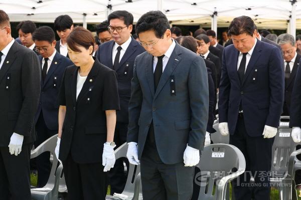 [크기변환]1-2. 이상일 용인특례시장(가운데)이 제71회 현충일 추념식에서 묵념을 하고 있다.jpg