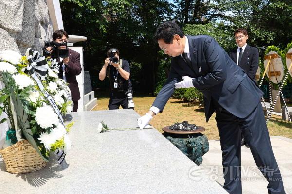 [크기변환]1-3. 이상일 용인특례시장이 제71회 현충일 추념식에서 헌화를 하고 있다.jpg