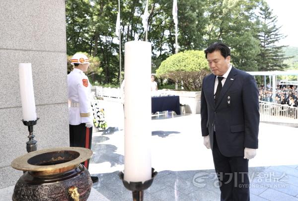 [크기변환]수시보도1-1 6일 시흥시 논곡동 현충탑에서는 호국영령의 명복을 빌고 순국선열의 희생정신을 기리는 제71회 현충일 추념행사가 거행됐다.jpg