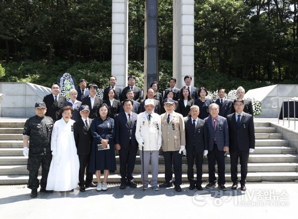 [크기변환]수시보도1-4 6일 시흥시 논곡동 현충탑에서는 호국영령의 명복을 빌고 순국선열의 희생정신을 기리는 제71회 현충일 추념행사가 거행됐다.jpg