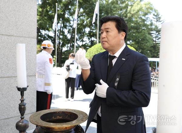 [크기변환]수시보도1-2 6일 시흥시 논곡동 현충탑에서는 호국영령의 명복을 빌고 순국선열의 희생정신을 기리는 제71회 현충일 추념행사가 거행됐다.jpg