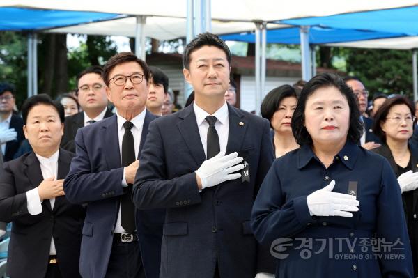 [크기변환]260606 김진경 의장, 제71회 현충일 추념식 참석...순국선열과 호국영령의 숭고한 희생 잊지 않겠습니다 (1).jpg
