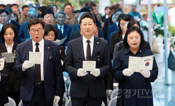 [크기변환]260606 김진경 의장, 제71회 현충일 추념식 참석...순국선열과 호국영령의 숭고한 희생 잊지 않겠습니다 (4).jpg