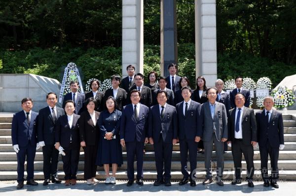 [크기변환]260606 김진경 의장, 제71회 현충일 추념식 참석...순국선열과 호국영령의 숭고한 희생 잊지 않겠습니다 (5).jpg