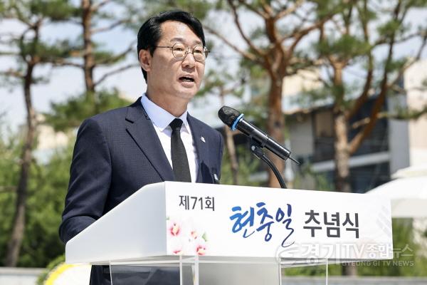 [크기변환]1-3. 정명근 화성특례시장이 6일 화산동 현충탑에서 열린 제71회 현충일 추념식에서 국가유공자와 보훈가족에 대한 예우 강화를 약속하며 추념사를 하고 있다.jpg