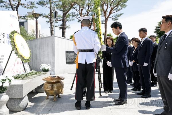 [크기변환]1-2. 정명근 화성특례시장이 6일 제71회 현충일을 맞아 화산동 현충탑을 찾아 의장대의 안내를 받으며 헌화하고 있다(2).jpg