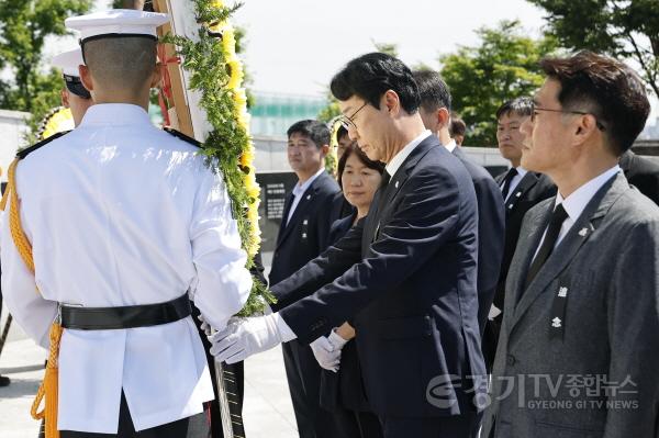 [크기변환]1-1. 정명근 화성특례시장이 6일 제71회 현충일을 맞아 화산동 현충탑을 찾아 의장대의 안내를 받으며 헌화하고 있다(1).jpg