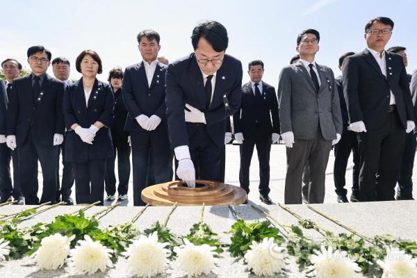 [크기변환]1-4. 정명근 화성특례시장이 6일 화산동 현충탑에서 열린 제71회 현충일 추념식에 참석해 순국선열과 호국영령을 기리며 분향하고 있다.jpg